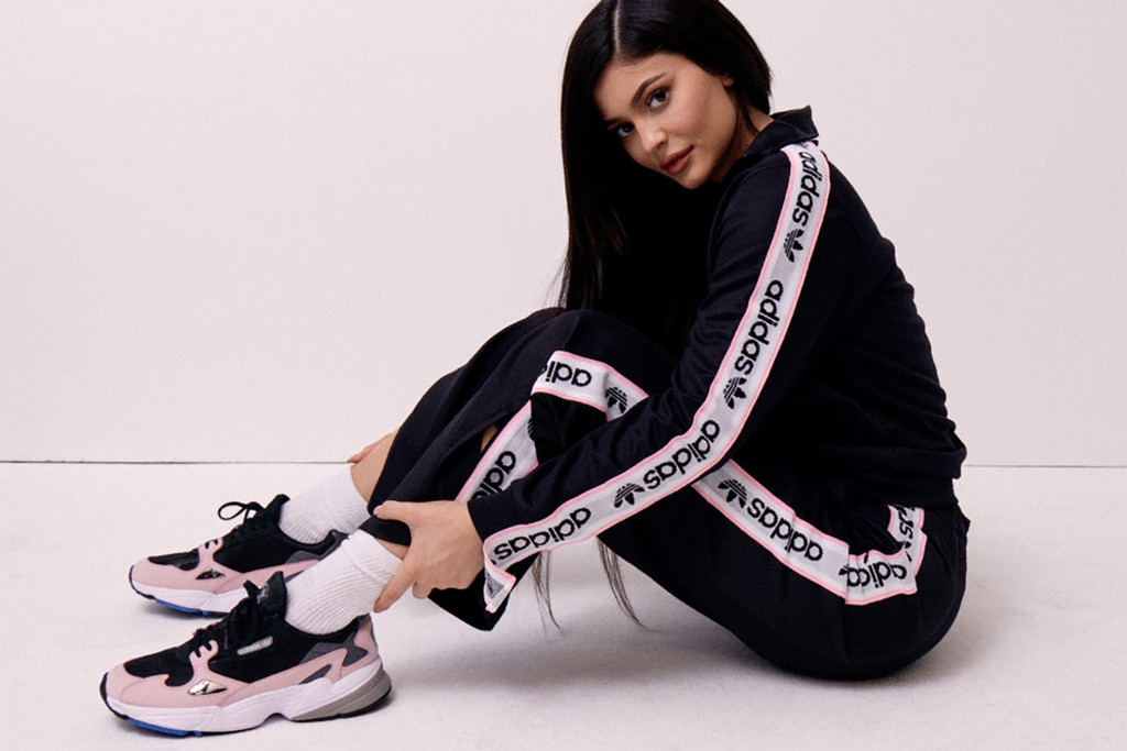 Microprocesador Policía farmacéutico Kylie Jenner nueva imagen de la campaña Adidas Falcon - Khalphora