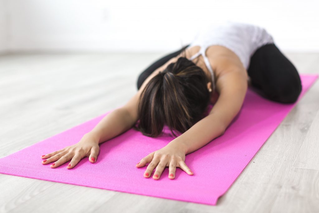 mujer, yoga, estiramientos