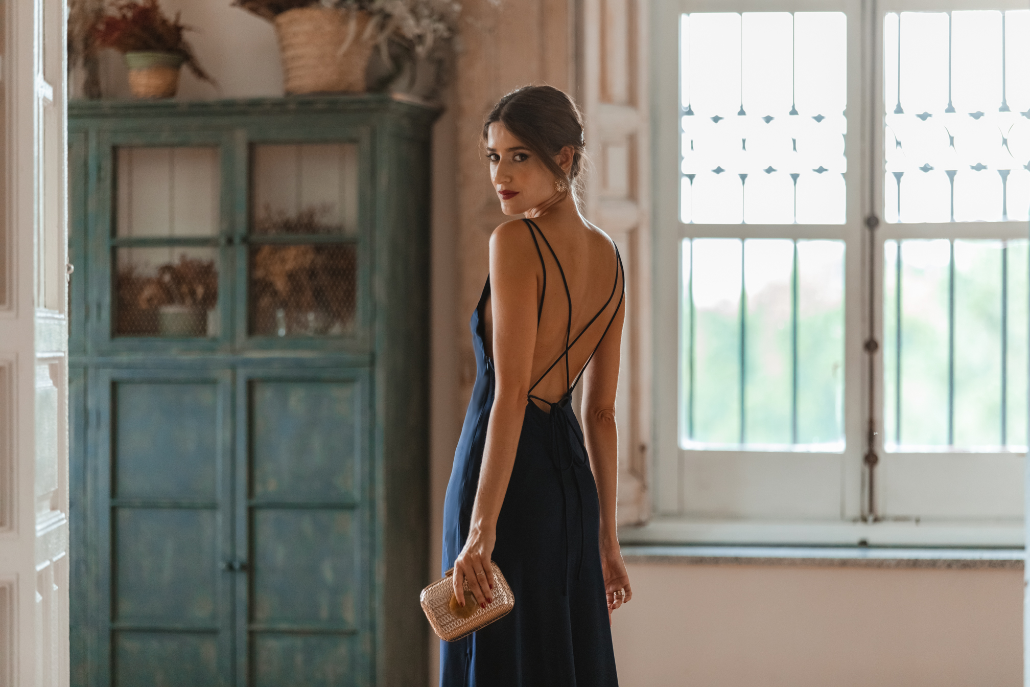 Look de invitada de tarde: el vestido azul noche con espalda